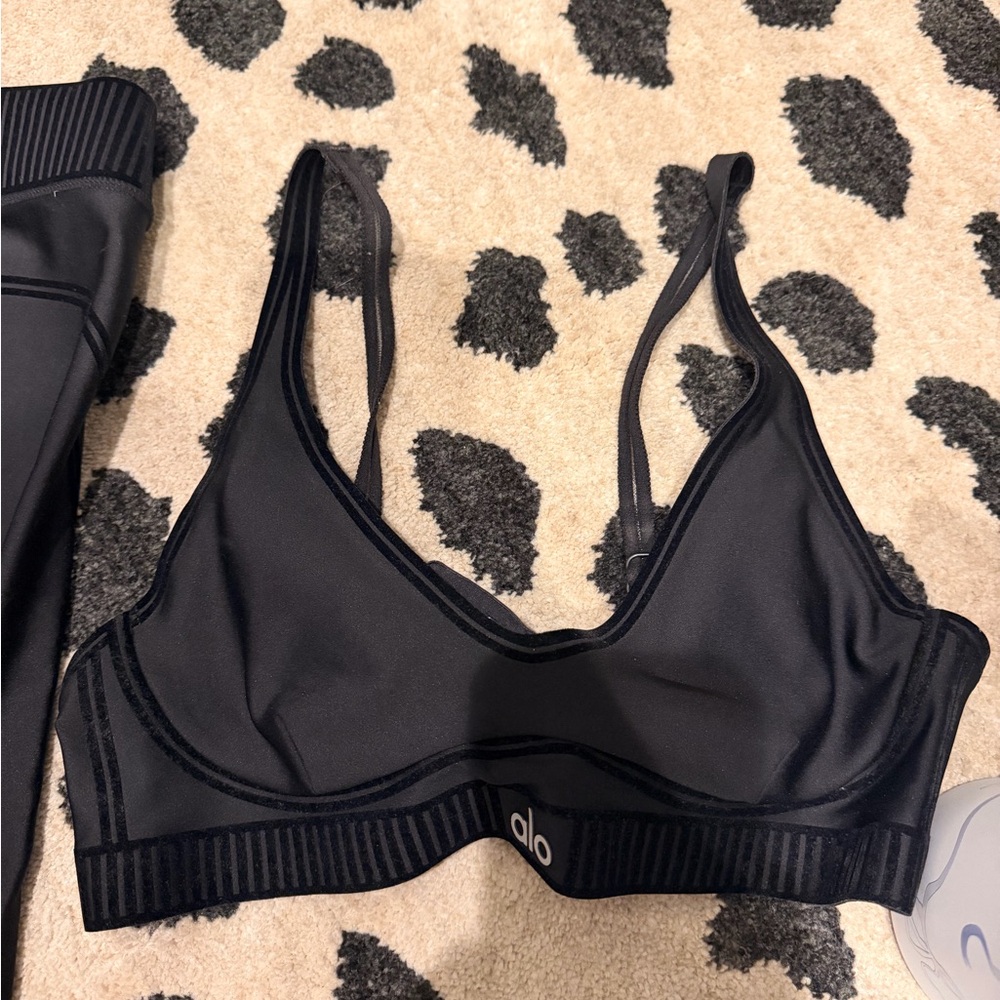 ALO Yoga Black Sports Bra and Leggings Set - Picture 4 of 6